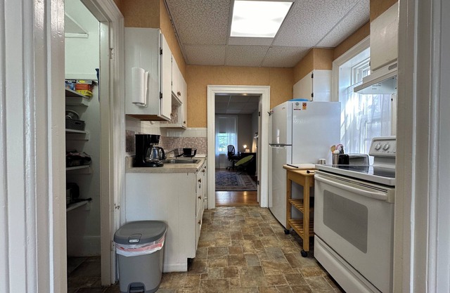 Downtown Troy Cozy, Quiet, Sunny- 1Bed - Laundry