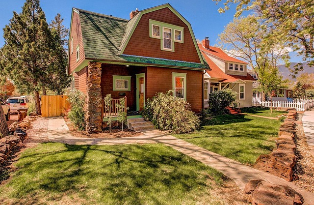 DOWNTOWN VICTORIAN WITH HOT TUB!