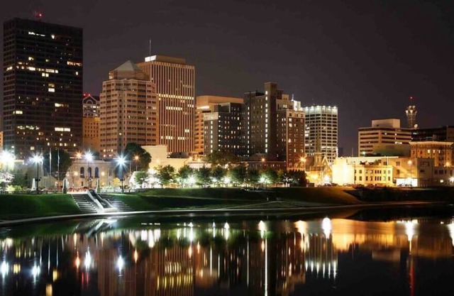 DOWNTOWN WATERFRONT | FAST WIFI + FREE PARKING