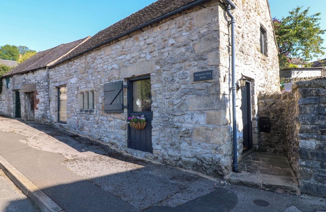 DRAGON HILL BARN, family friendly, with open fire in Brassington