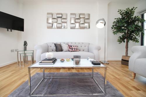 Dray Court - Hyper Central 2 Bedroom Apartment