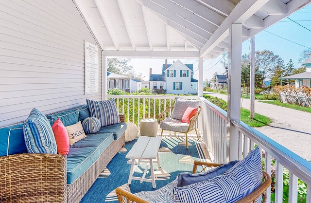 Dream cottage, with bunkhouse and ocean view, fireplace, patio, grill & WiFi