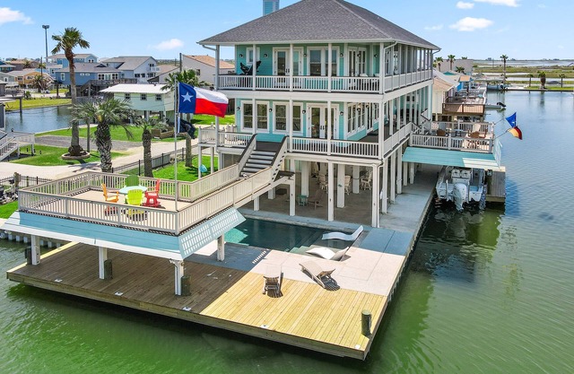 Dreams Float! - Expansive Decks, Pool, Elev, 2 Masters - Canal w Epic Views
