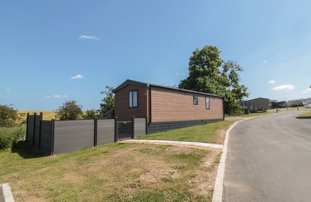 DREAMS & STREAMS, pet friendly, with hot tub in West Thirston