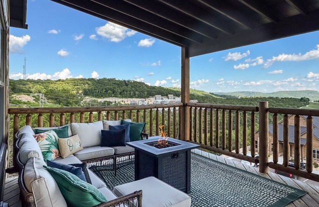 Dreamweaver Cabin | 180 degree views, Hot tub, Dog-friendly, Pickleball