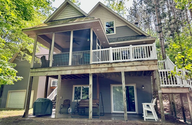 Dreamy retreat near the lake with spacious deck, foosball, Ping-Pong & kayaks
