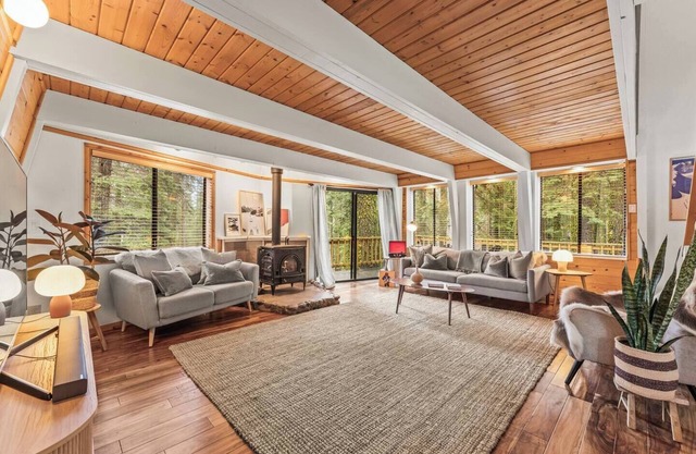 Drifthaus | Firepit, Deck & BBQ!