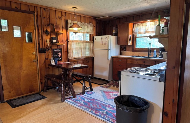 Drummond Island Hotel & Vacation Homes - Ole Woodsy Nook