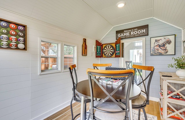 Dtwn Retreat w/Game Room! Walk to Hampton Park