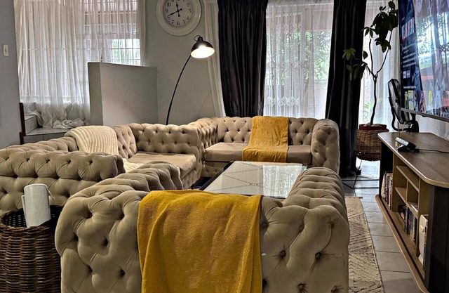 Duke Mews Loft: Cozy 1-Bedroom Apartment in Sandton: 15 Mins to Sandton City.