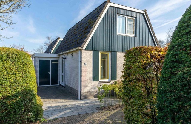 Dune Bungalow directly against the dunes for 6 persons. Holiday home, large family, warm interior, Walking in nature, cycling to the beach. Egmond.