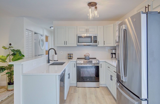 Dunedin Csy Exceptionally Clean King Beds Modern Fresh Remodel Dogs Welcome