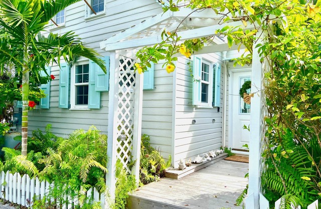 Dunwanderin-Historic Cottage in the Heart of Hope Town w/dock