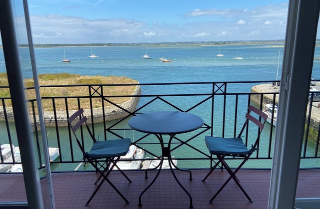 DUPLEX APARTMENT/SEAVIEW/FREE PARKING/WIFI/4 PERS/IDEALLY LOCATED