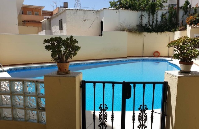 Duplex Apt, 3 bedroom, Sleeps 6, Pool