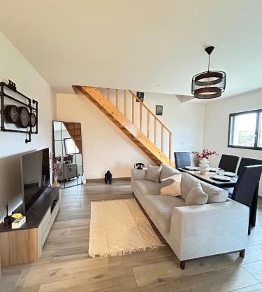 Duplex, parking gratuit privé, 5min centre Auxerre