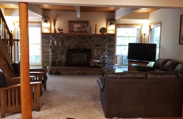 Eagle River Cabin. Close to Public Beach, Boat Landing, Downtown, & Trails!