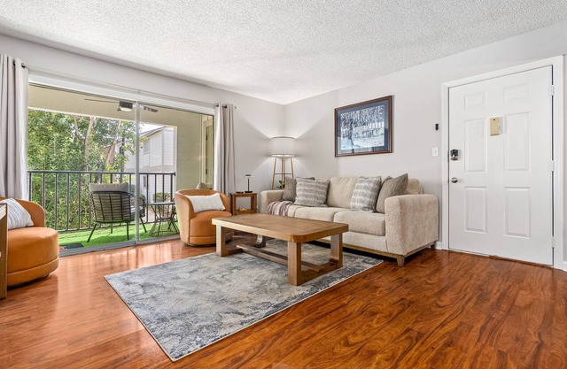Eagle's Escape ~ Cozy 2-Bedroom Condo in Welcoming Auburn