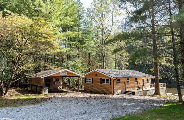 Eagle's Nest - Lakeside Bungalow with A/C and Hot Tub!