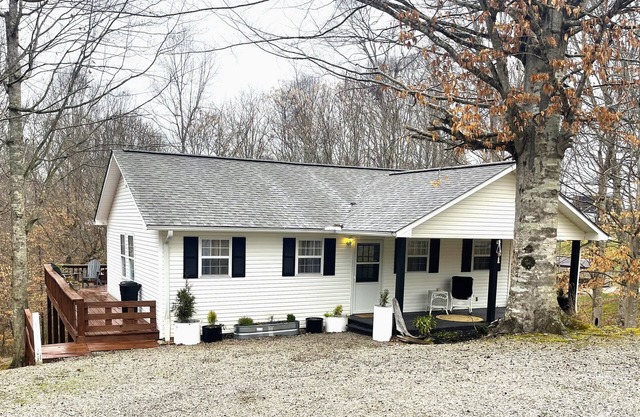 Eagles Cove Lake Cottage. Minutes from 3 Marinas. Pet-Friendly!