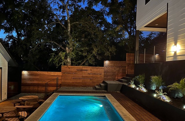 East Downtown Large Hot Tub Discounted Rates Jan/Feb