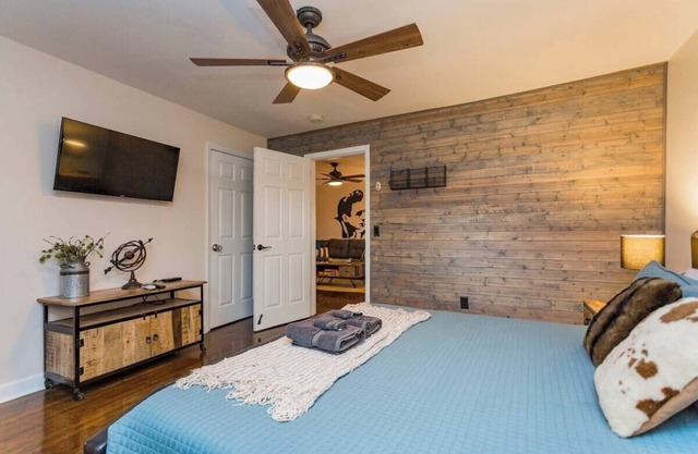 East Nash Cottage only 3 Miles to Broadway!