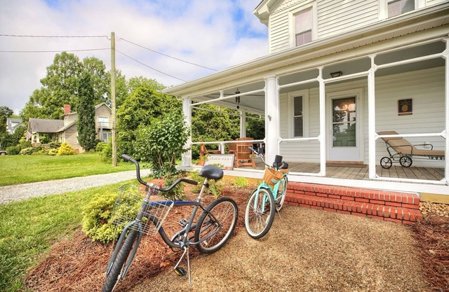 East River Views - Renovated 1905 house- 3 Bedrooms, 3.5 baths