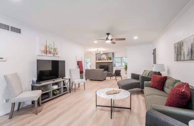 East Side Emerald - Incredible Location! Pool Table, Fire Pit, 2K