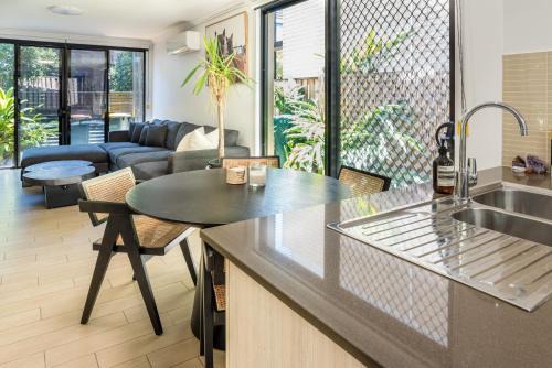 East Village Collective Poolside Urban Ease 15 min to Airport