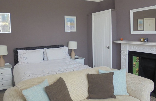 Eastbourne Views, spacious villa apartment close to beach & town