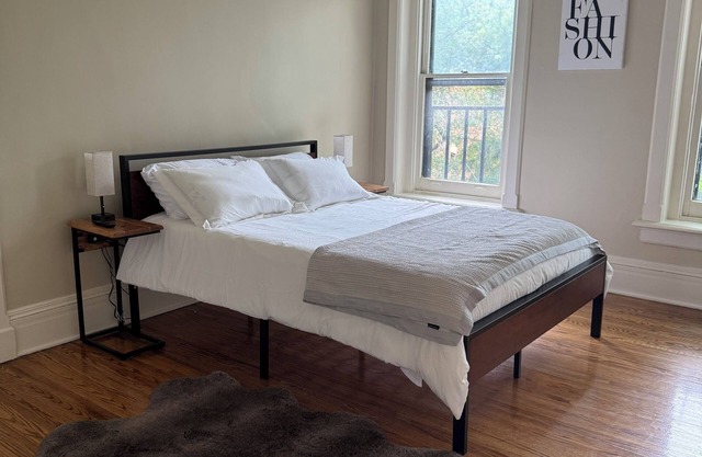 Eastman Retreat Stylish 2BR Near Cafés & Concerts