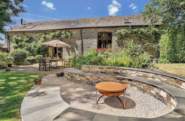 Easton Court near Salcombe. Stunning barn - natural stream & paddock. Sleeps 10.