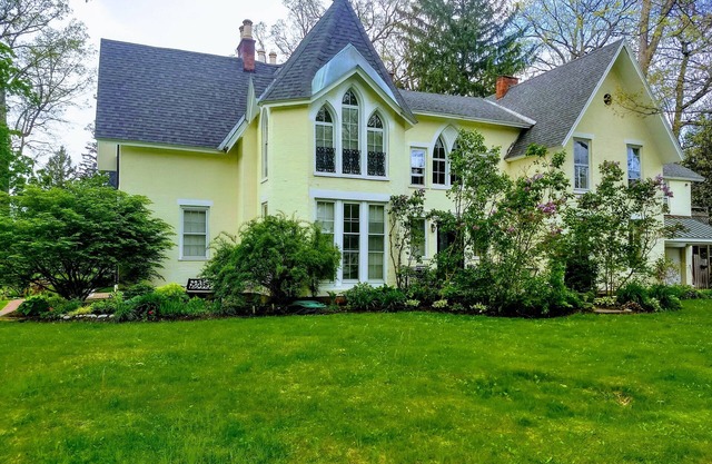 Eastside Grand Dame - Perfect Location! 5 minute walk to Track and Downtown