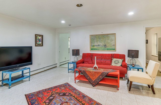 Easy NYC Commute: Guttenberg Getaway Near Parks