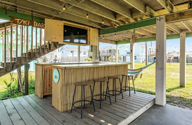 Easy Walk to Beach & Local Restaurants!