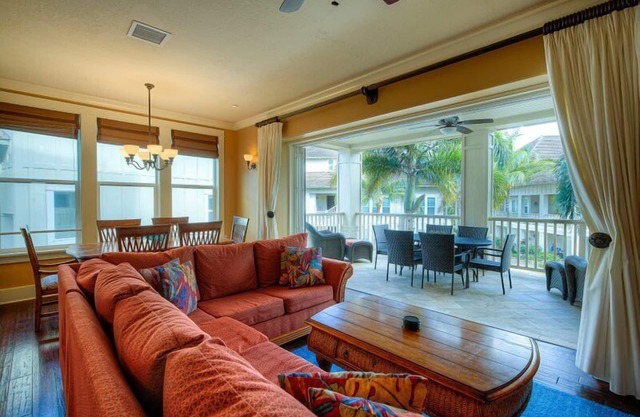 Easy walk to beach! Spacious Patio, Covered Lanai, Shared Pool, Gym