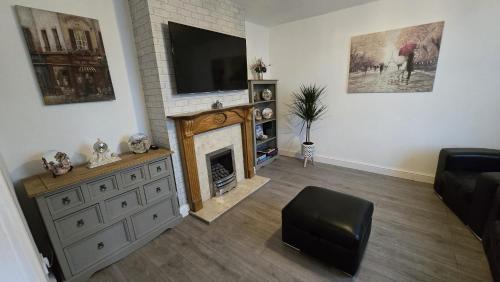 Ecclesfield Cottage - Two Bedrooms near Peak District with fast Wi-Fi, off-street parking and garden