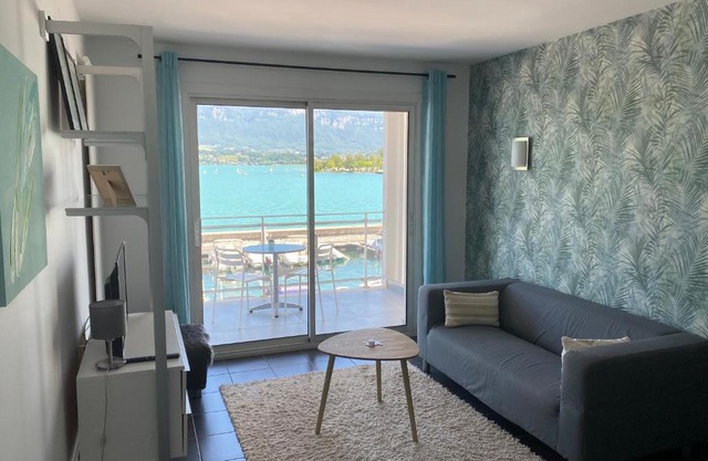 ECHAPPEE BELLE AU BORD DU LAC