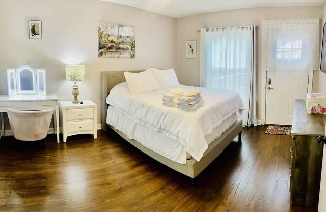 Eclectic 3 bedroom townhouse with back terrace