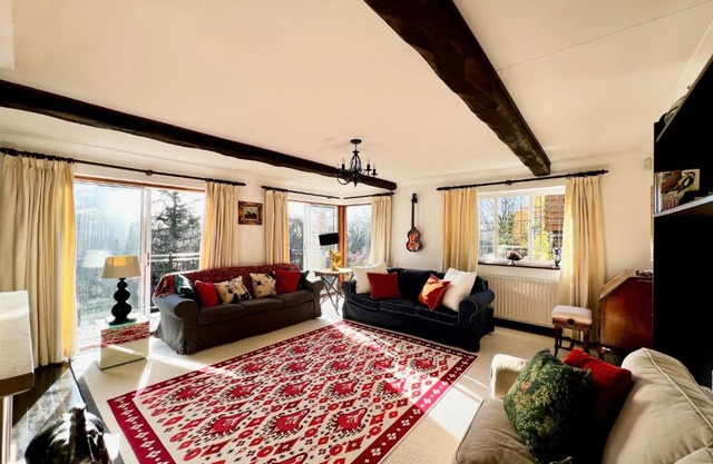 Eclectic Hilltop House - Panoramic Views of the South Downs