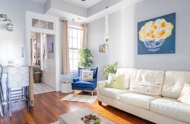 Eclectic Loft near Riverfront and Mainstrasse!!