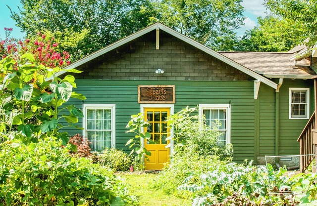 Eclectic Nashville Cottage ~ 5 Mi to Downtown!