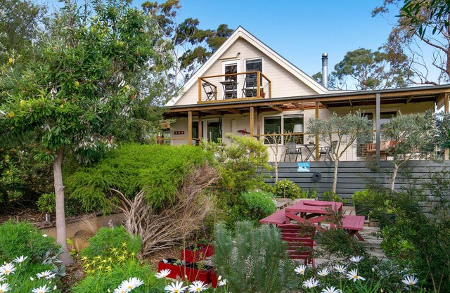 ECO-BEACH - ARTIST'S RETREAT - BAY VIEWS, 350M STROLL TO BEACH and WILDLIFE!