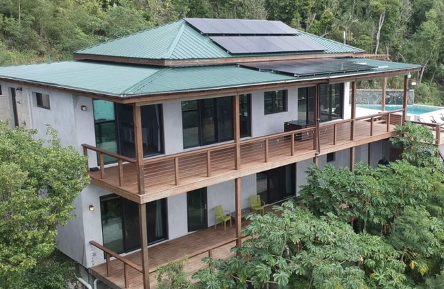Eco Vida: Amazing Views, 5 Min to Maho Beach, Heated Pool & Powered by Solar