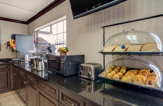 Econo Lodge Inn & Suites El Paso West