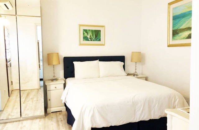 ED 15 Pool, Queen bed, Hamilton Bermuda