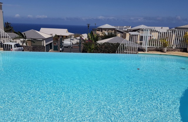 EDEN APPT, T2 standing 4 people, pool, sea view, St Gilles