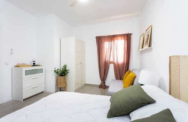 Eden Rentals 01b Surfy Stylish BedandCoffee Room