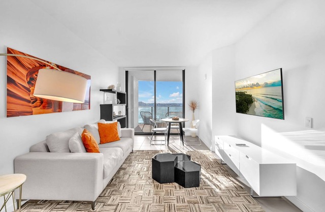 Edgewater Chic 1BR + Den Sleeps Like 2BR Amazing Views 1.5 Bath