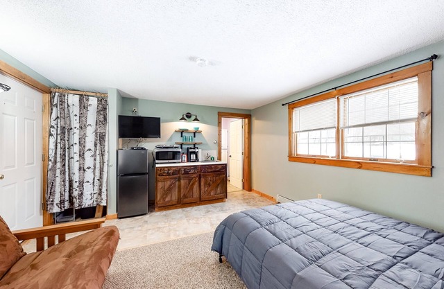 Efficient condo near slopes with kitchenette & great location